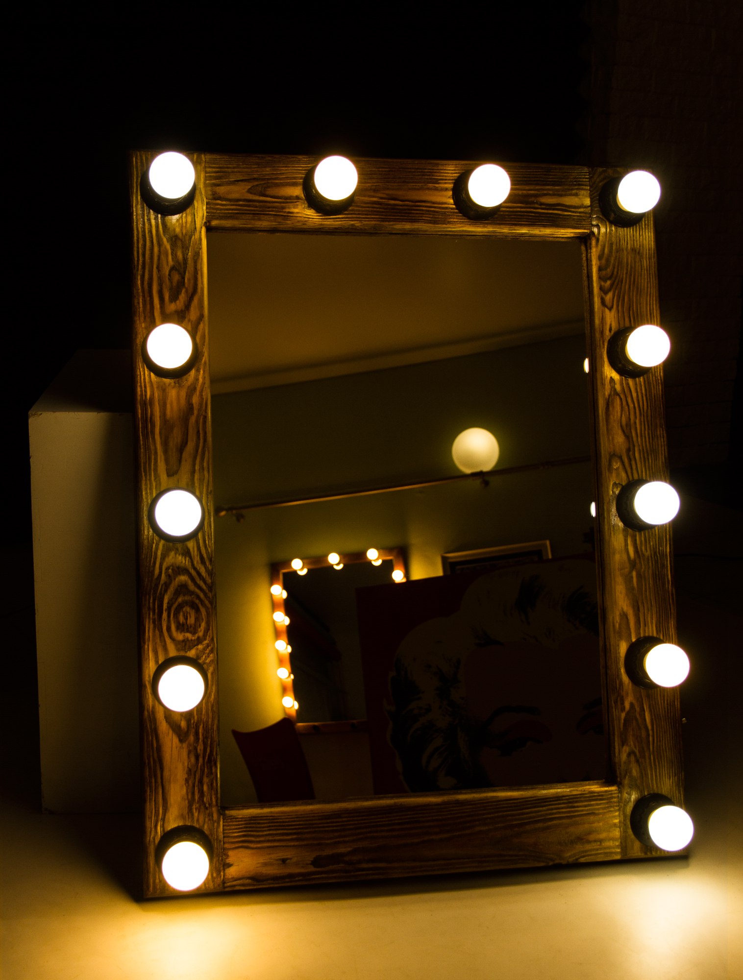 Зеркало со встроенными лампочками
